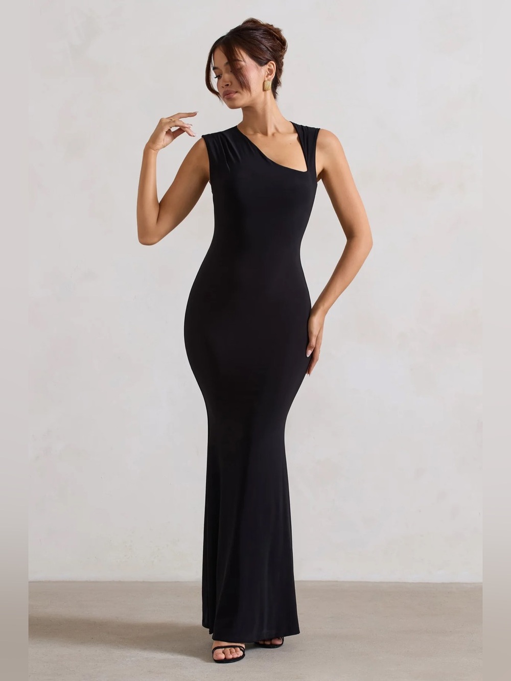 BEHIND THE SCENES
Black Sleeveless Cut-Out Maxi Dress - Picture 5 of 6